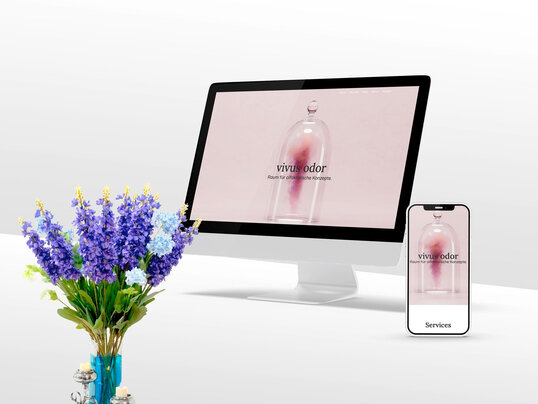 Website Vivusodor auf Computer und smartphone, Vase mit Lavendel